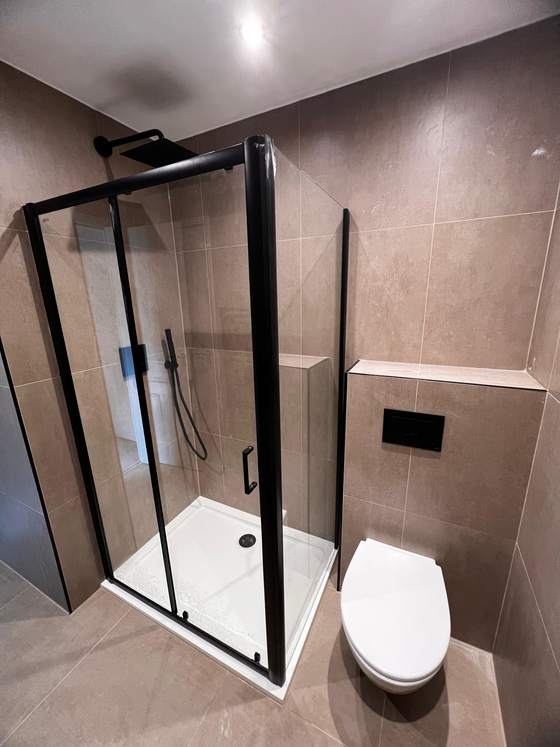 Shower room with warm-toned tiling