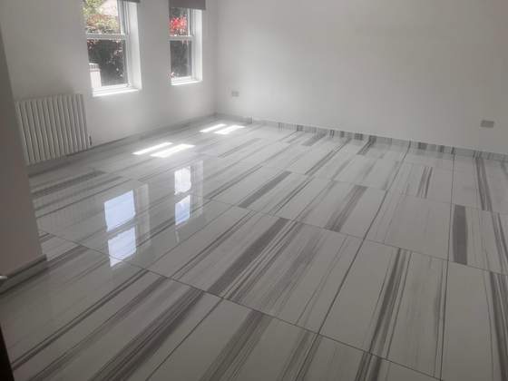 Large-format marble-effect floor tiles